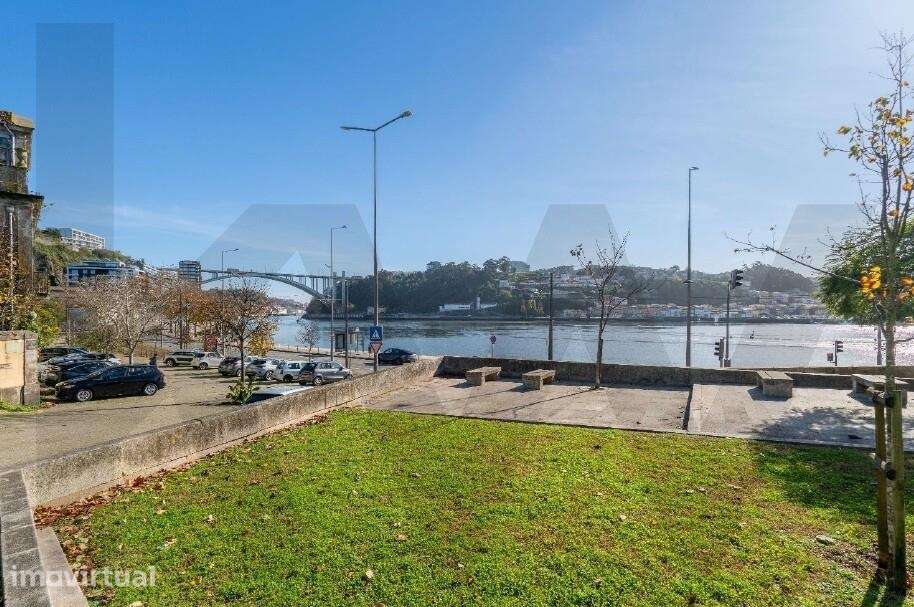 Moradia junto ao Rio Douro para recuperação total - Grande imagem: 2/10