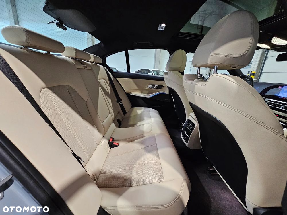 BMW Seria 3 320i M Sport sport - 17
