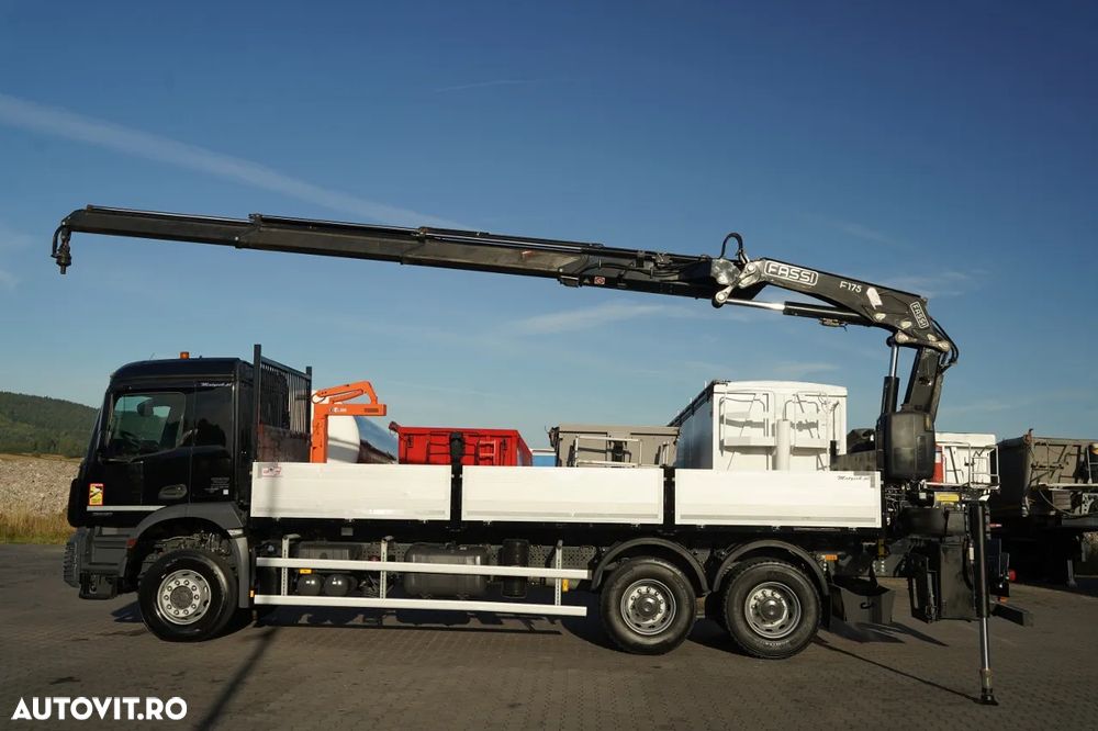 Mercedes-Benz AROCS 2636 / 6x4 / CAROSERIE BALANȚĂ - 6,8 M / MACARA FASSI F175A.2.23 / CAPACITATE MAXIMĂ DE RIDICARE: 5.100 KG / ROTATOARE / TELECOMANDĂ / PODEA RESISTENTĂ / TRANSMISIE AUTOMATĂ - 4
