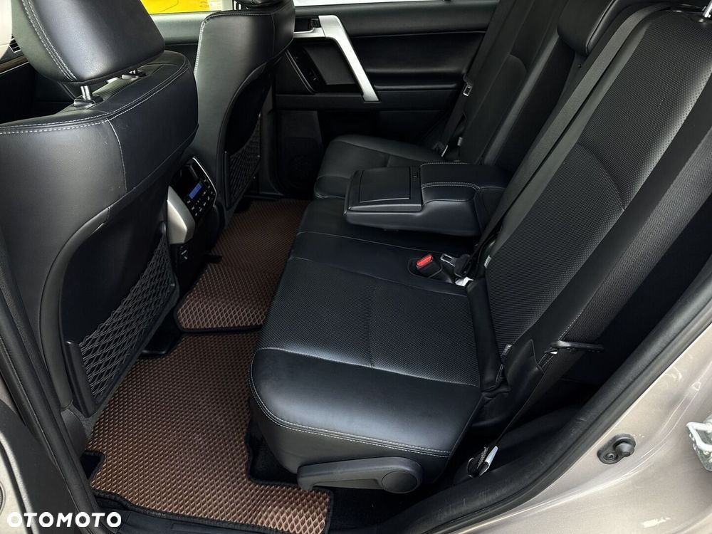 Toyota Land Cruiser LC 2.8 D-4D Invincible - 32