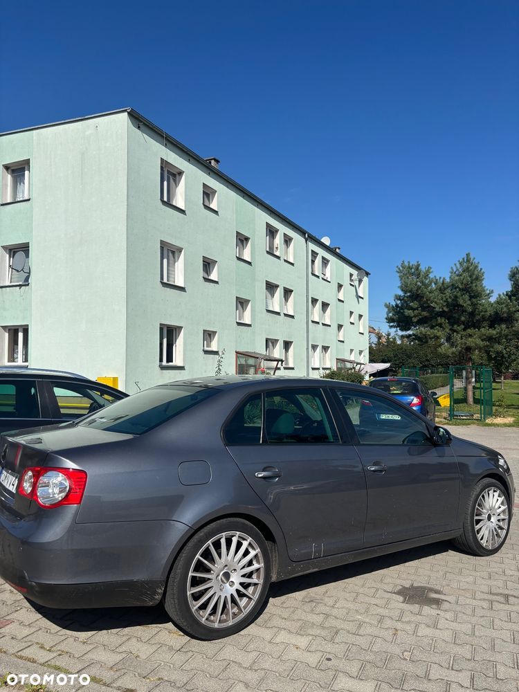 Volkswagen Jetta 2.0 FSI Sportline - 4