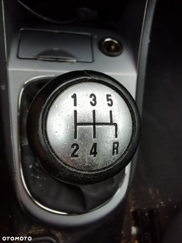 Alfa Romeo 147 1.9 JTDM 8V - 5