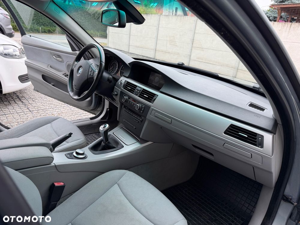 BMW Seria 3 320i - 5