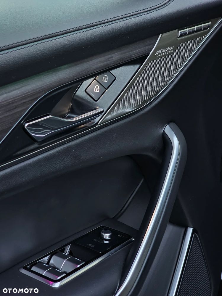 Jaguar F-Pace P250 AWD R-Dynamic S - 22