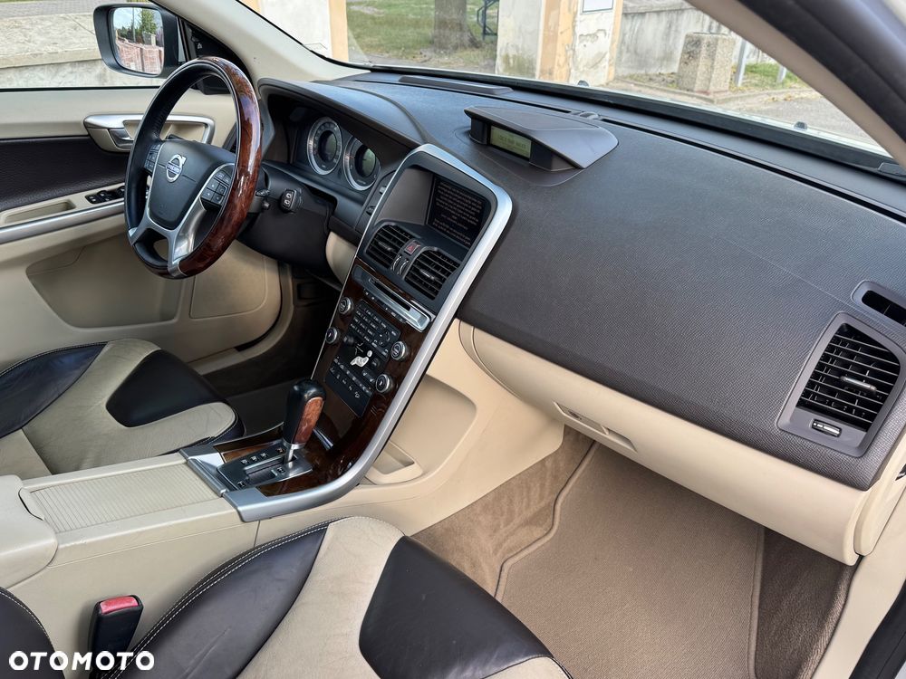 Volvo XC 60 D5 AWD Momentum - 24