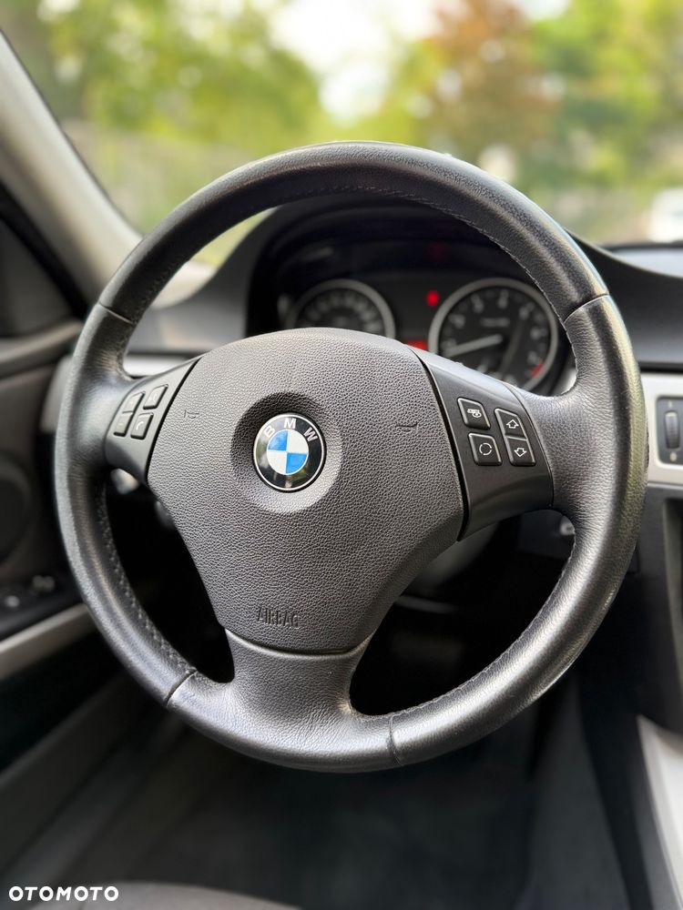 BMW Seria 3 325i xDrive - 23