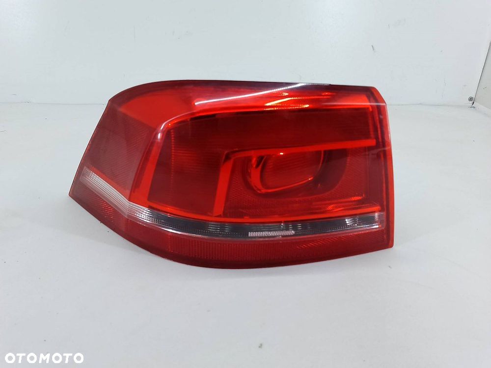 LAMPA TYLNA LEWA VW PASSAT B7 SEDAN - 1