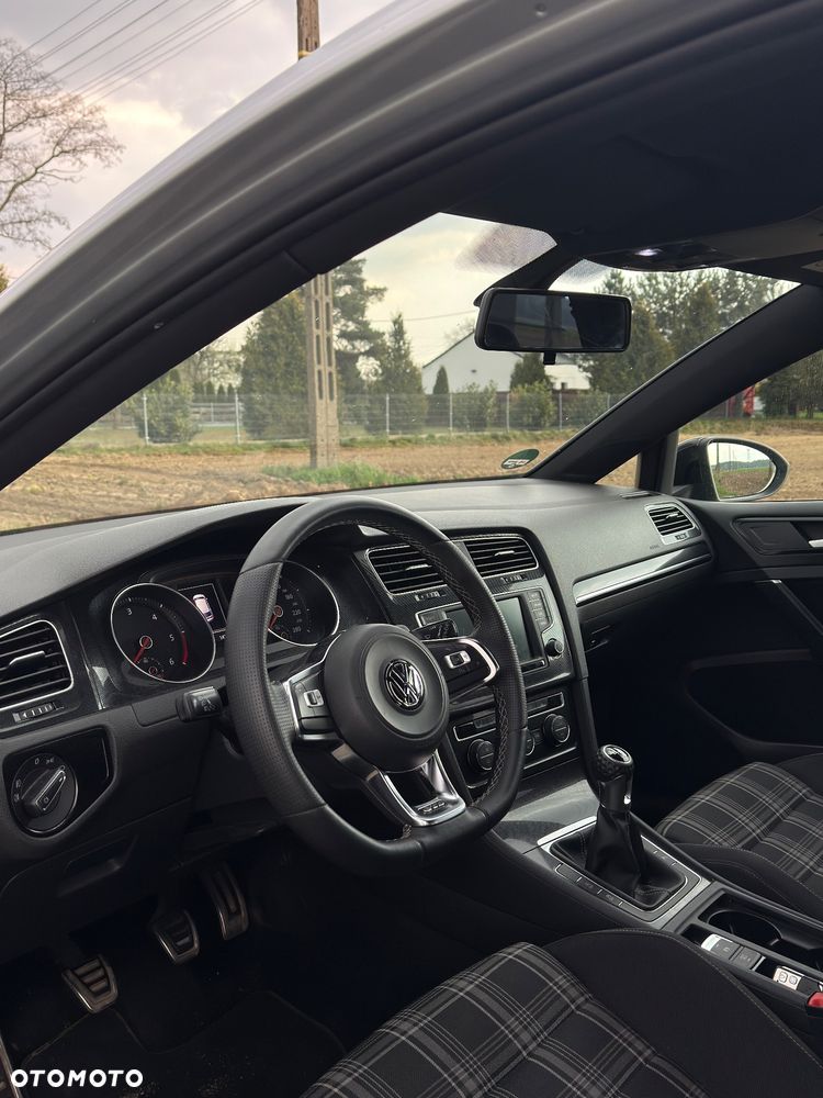 Volkswagen Golf - 10