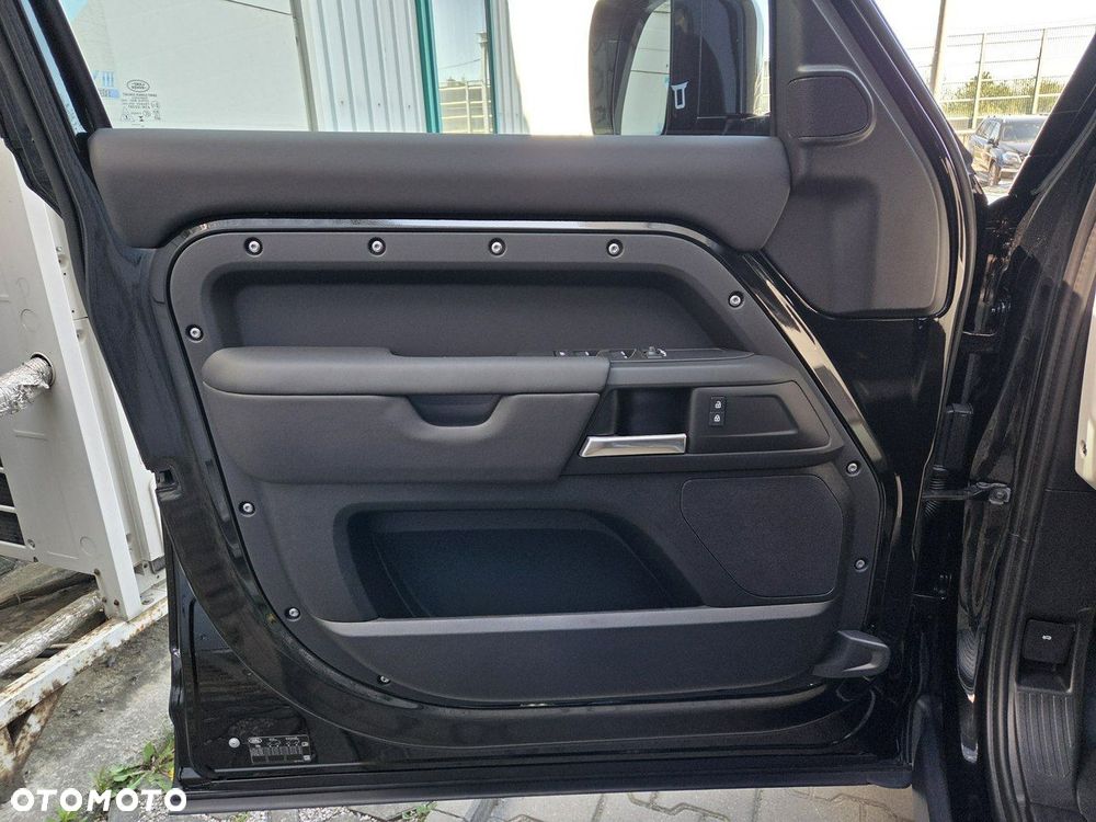 Land Rover Defender - 22