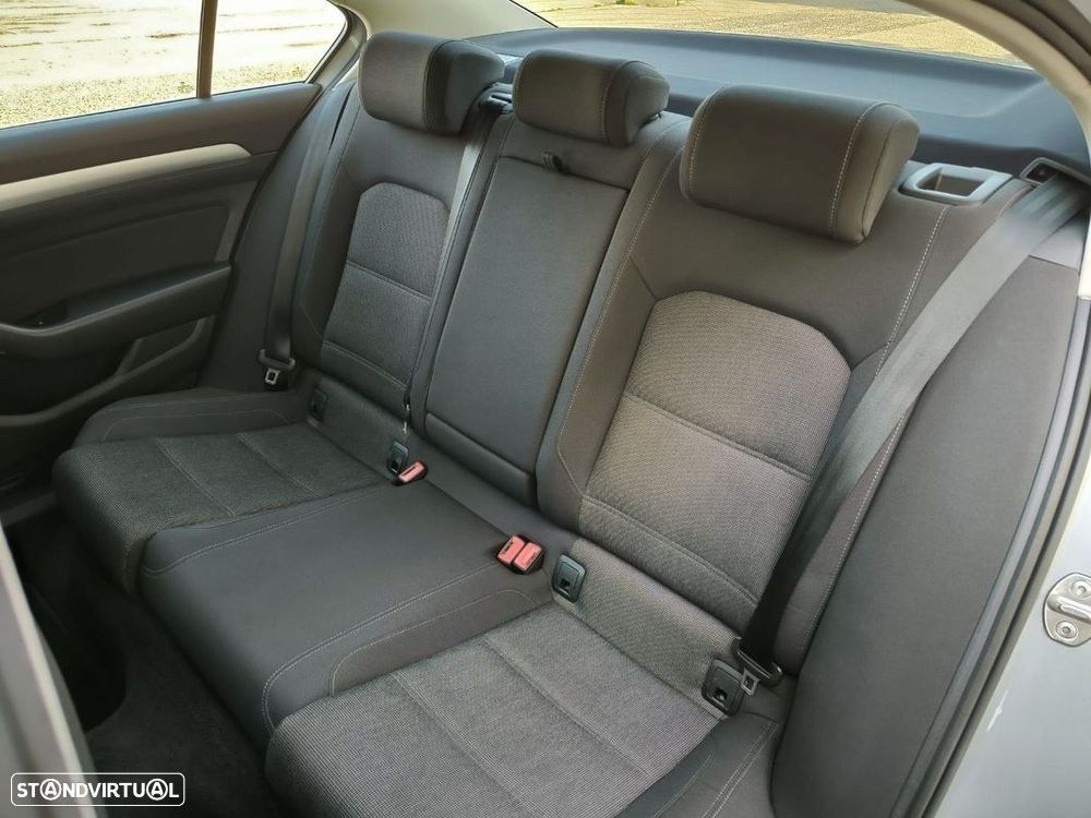 VW Passat 2.0 TDI Business P.DSG - 34