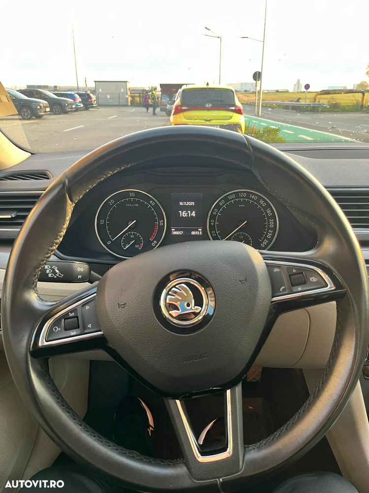 Skoda Superb 2.0 TDI Premium Edition - 9