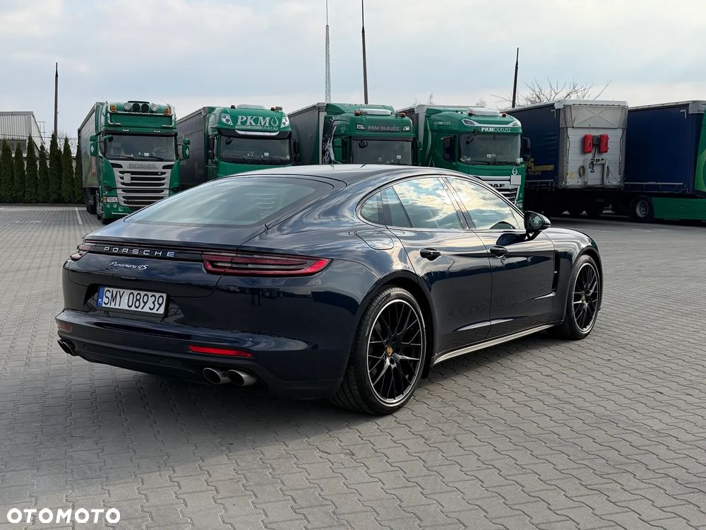 Porsche Panamera - 4