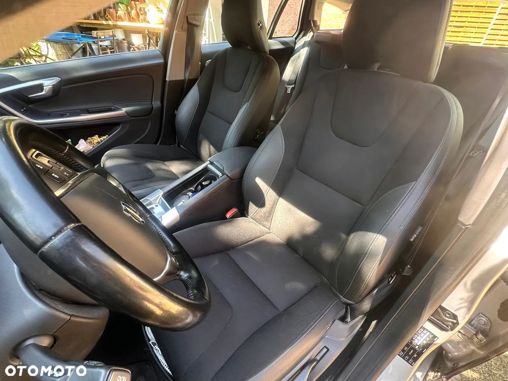 Volvo V60 D5 Geartronic Momentum - 10