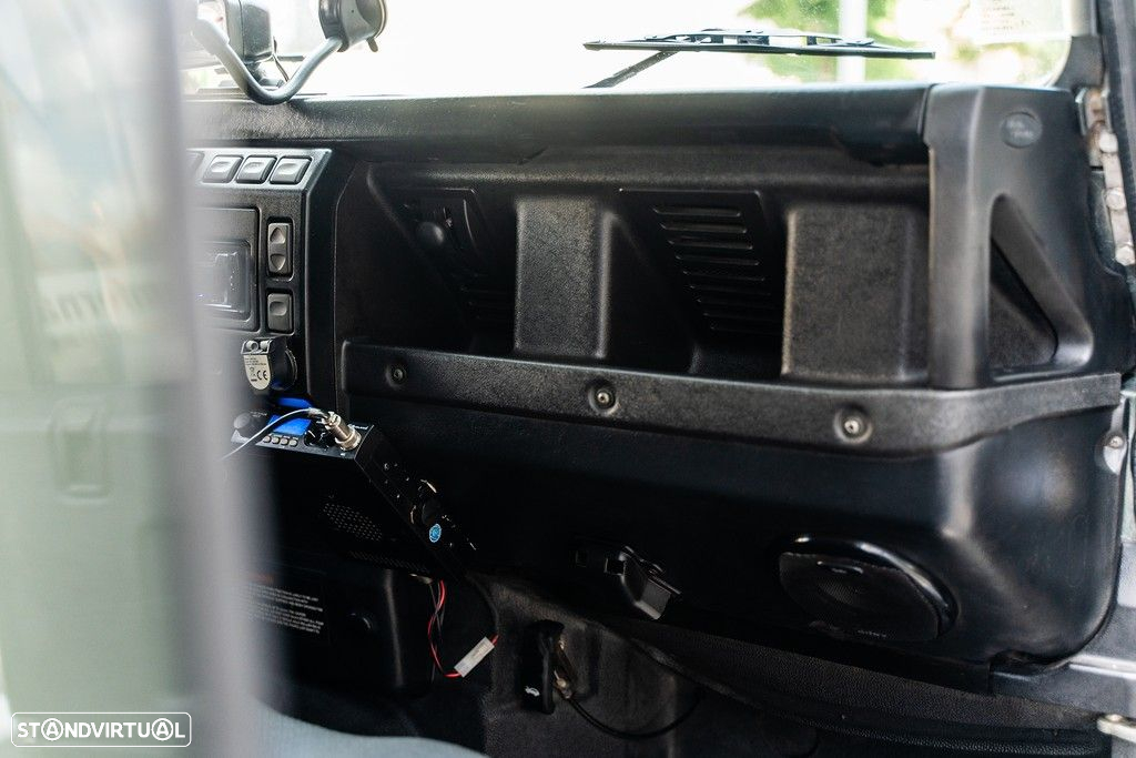 Land Rover Defender - 28