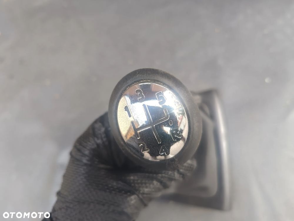 GAŁKA MIESZEK ZMIANY 5 BIEGÓW RENAULT CLIO IV 969358257R - 2