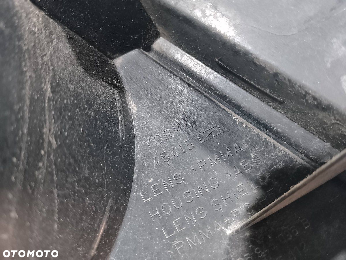 LAMPA TYLNA PRAWA SEAT TOLEDO III 5P5945096B  5P5945112 - 9