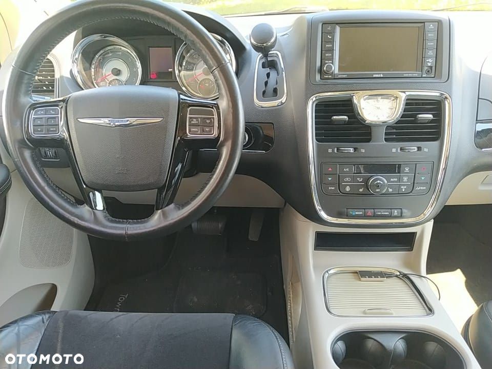 Chrysler Town & Country 3.6 Limited - 32