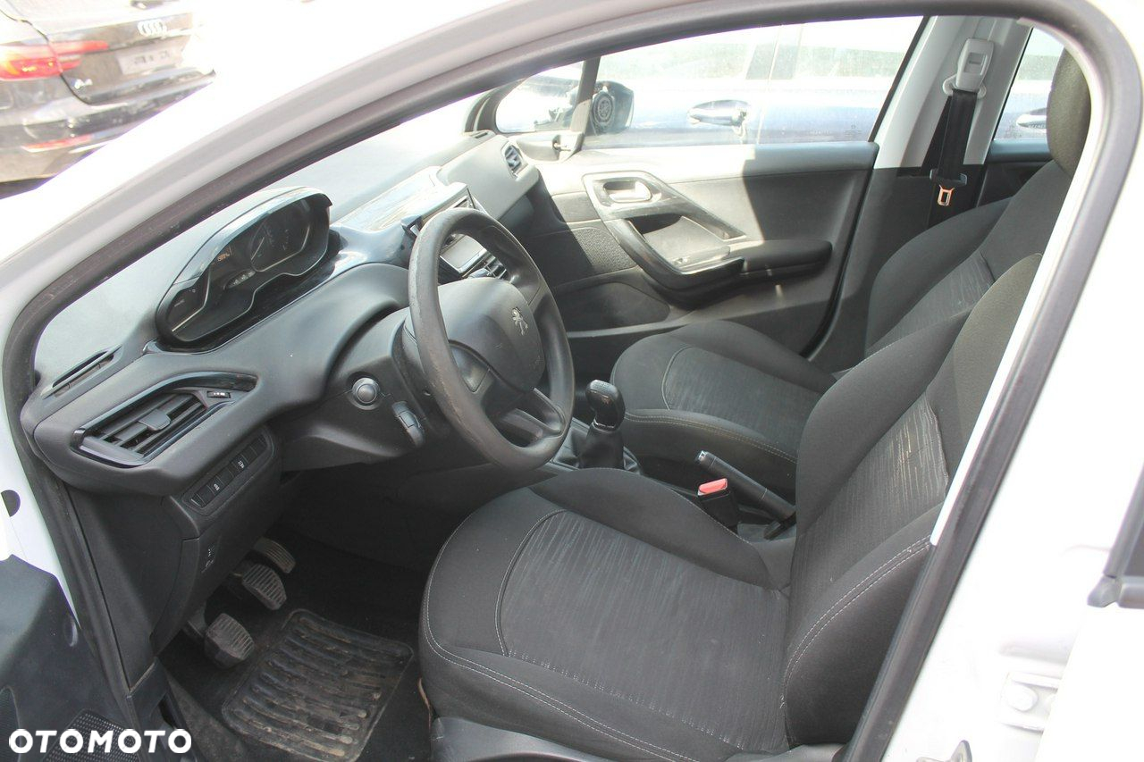 Peugeot 208 - 8