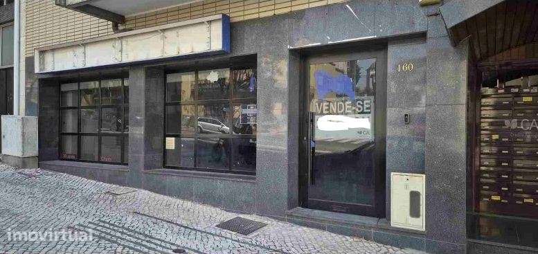 ESPAÇO COMERCIAL DE 653 m² NO CENTRO DE SÃO JOÃO DA MADEIRA | 2 LUG...