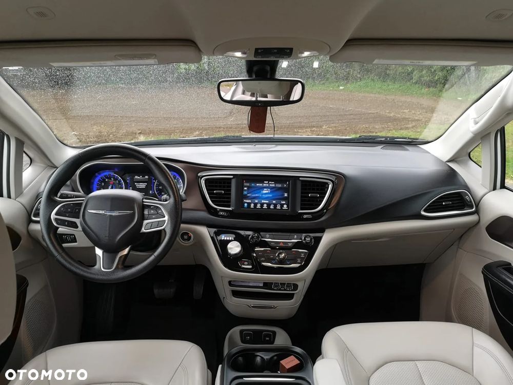 Chrysler Pacifica - 11