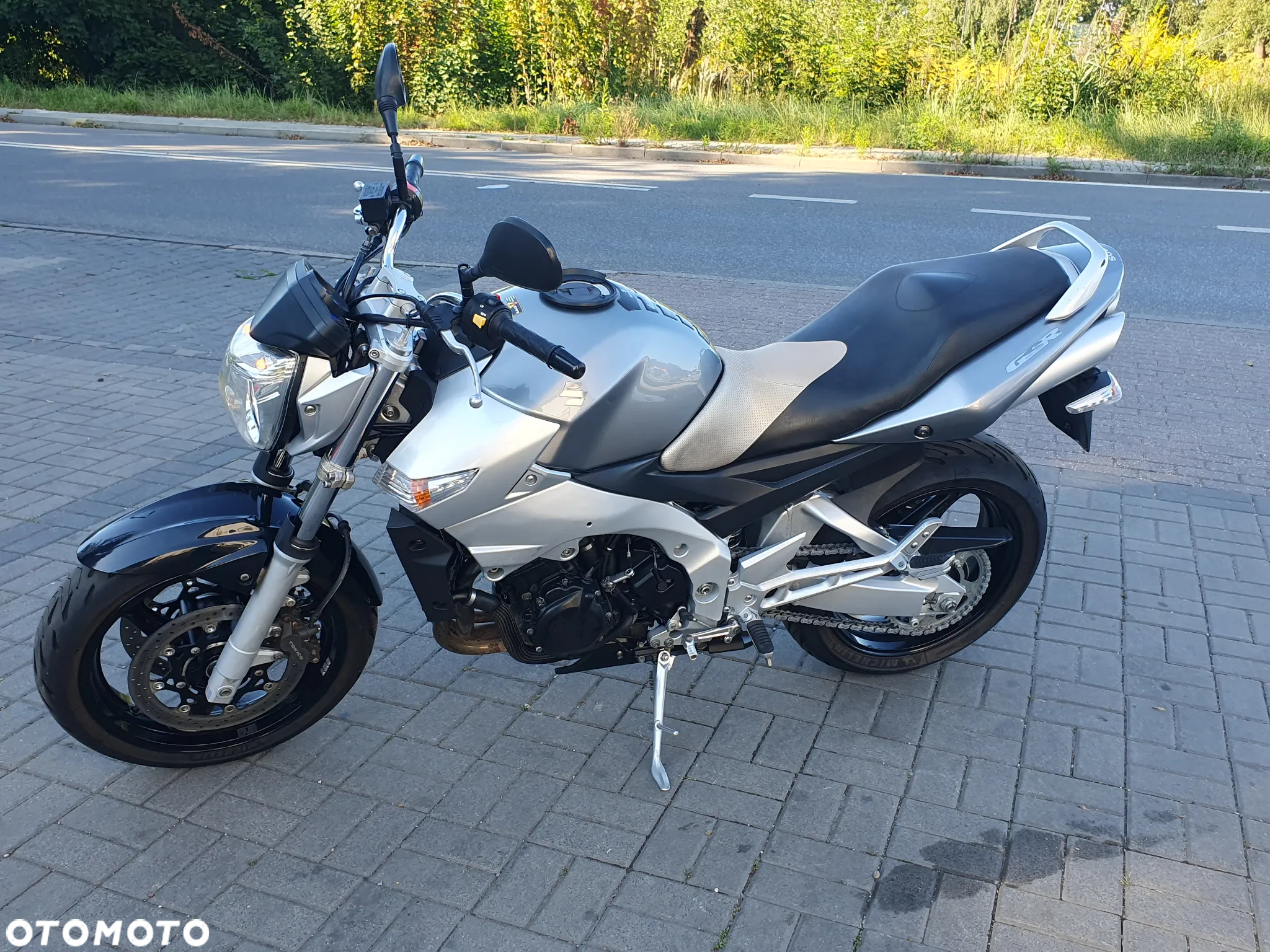 Suzuki GSR - 4