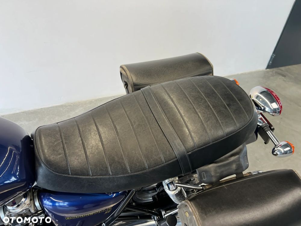Triumph Bonneville - 12