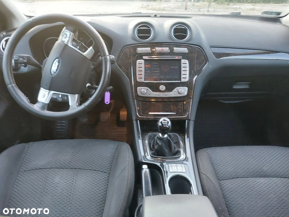 Deska rozdzielcza Ford Mondeo Mk4 IV 4  kokpit pulpit tunel środkowy podłokietnik schowek kratki nawiewu ramka dekory dekor drewno ramka lewarka - 1