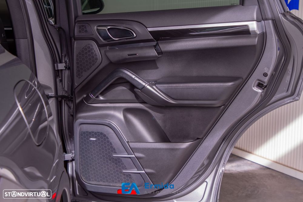 Porsche Cayenne - 48