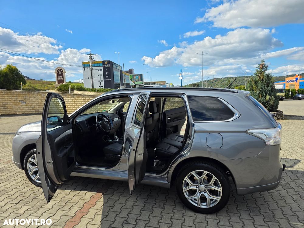 Mitsubishi Outlander 2.0 4WD Plug-In Hybrid Top - 27