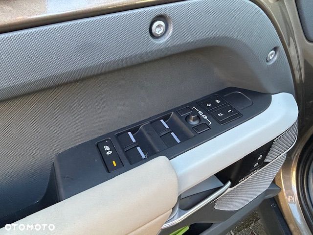 Land Rover Defender - 22