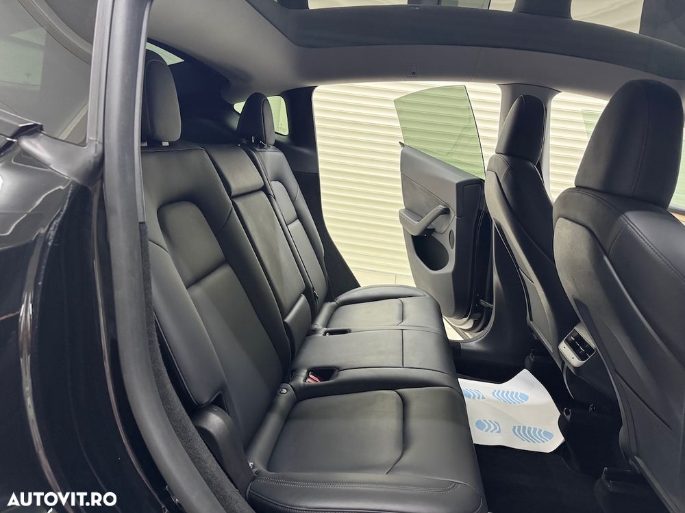 Tesla Model Y Long Range Dual Motor AWD - 12