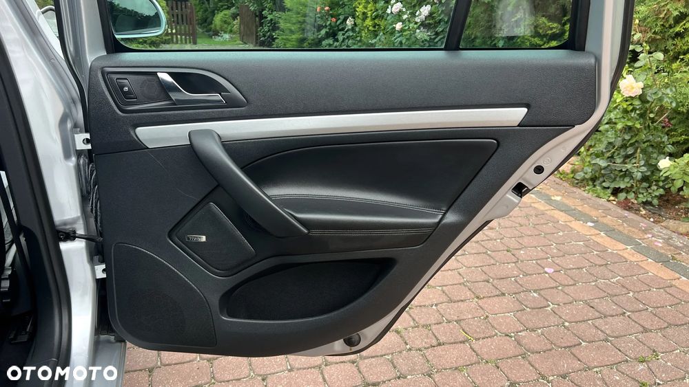 Skoda Octavia Combi 2.0 TSI DSG RS - 29