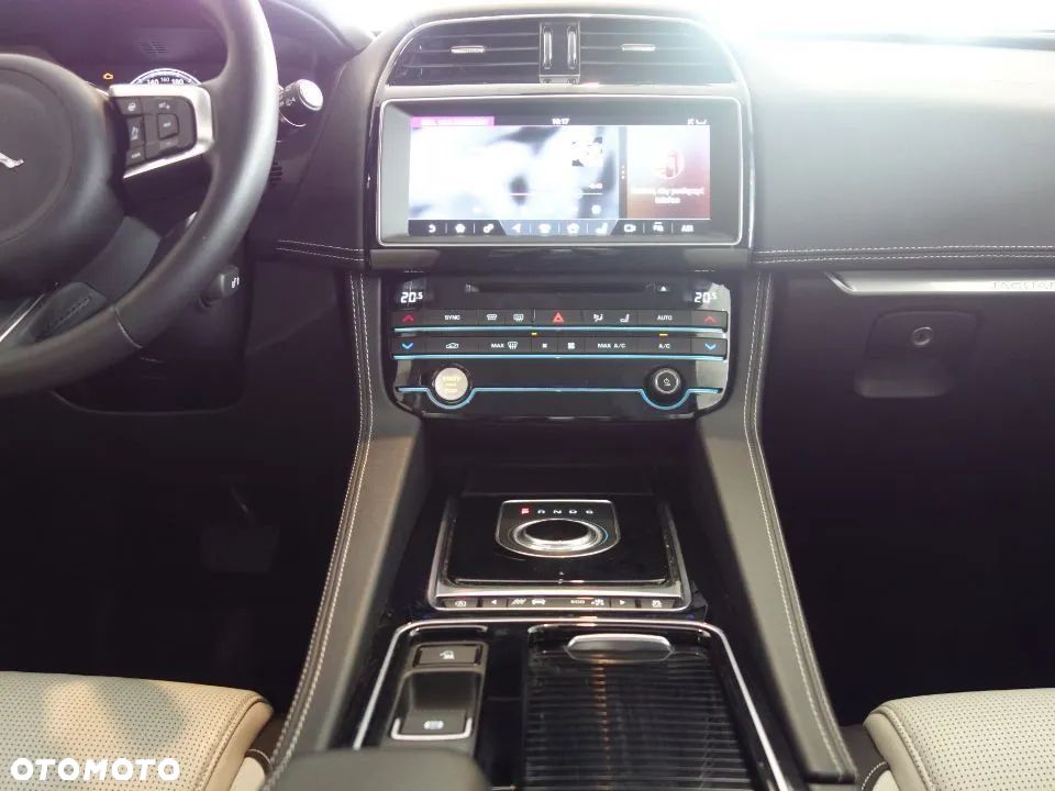 Jaguar F-Pace 2.0 i4P AWD R-Sport - 22