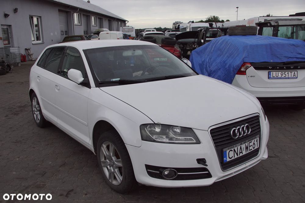 Auto na części - Audi A3 8P Lift 1.6 TDI 105 KM CAYC LUB LY9C 2013R Silnik Skrzynia Drzwi Maska Błotnik Zderzak Klapa Lampa Lusterko Klamka Szyba Deska Kokpit Sterownik Moduł Czujnik Licznik Panel Kierownica - 1