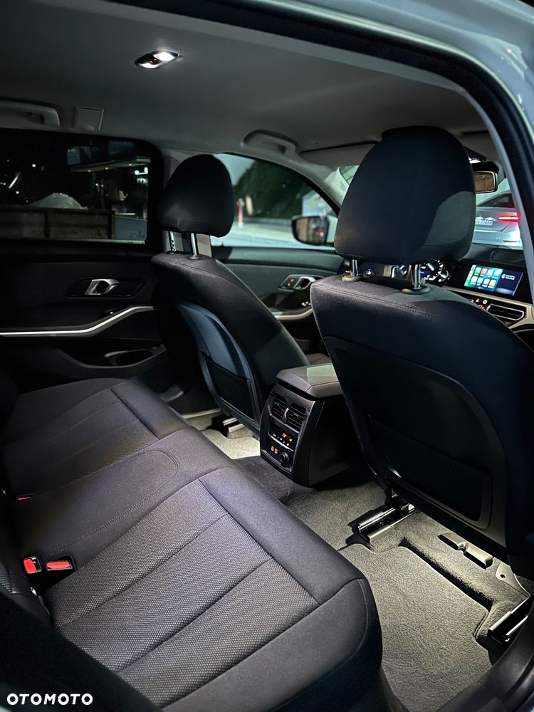 BMW Seria 3 318d Touring Advantage - 34