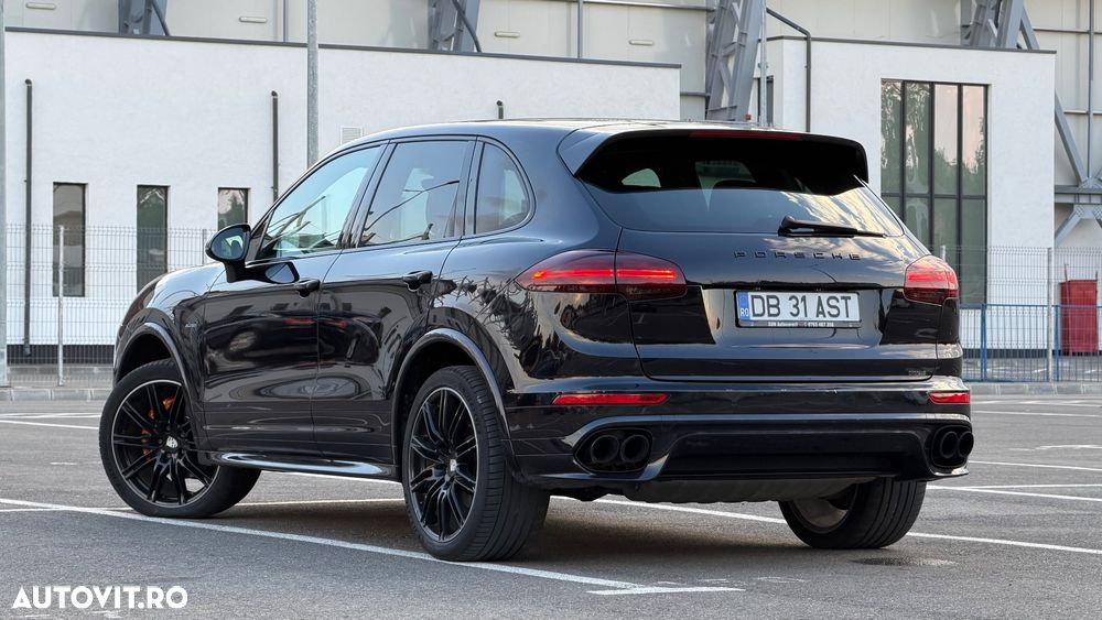 Porsche Cayenne 3.0 L - 4