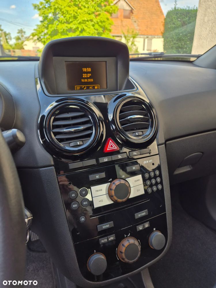 Opel Corsa 1.4 16V Cosmo - 17