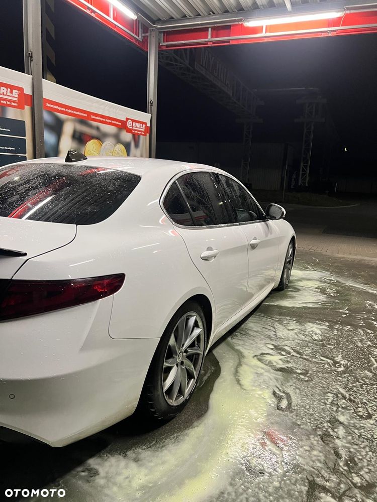 Alfa Romeo Giulia 2.0 Turbo 16V AT8-Q4 Intensa - 4