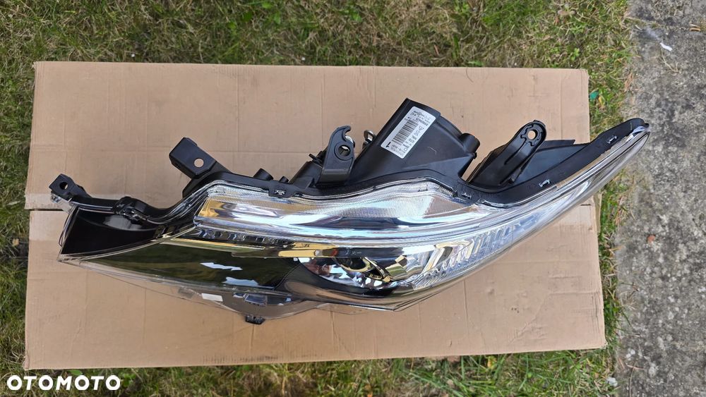 Toyota Auris II 12-15 Lampa Przód Lewa Zwykła z LED DRL Oryginał Europa Nowa - 2