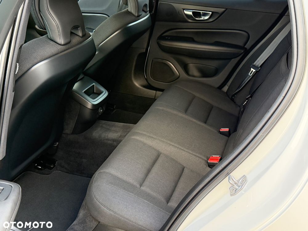 Volvo V60 B3 B DKG Momentum - 19
