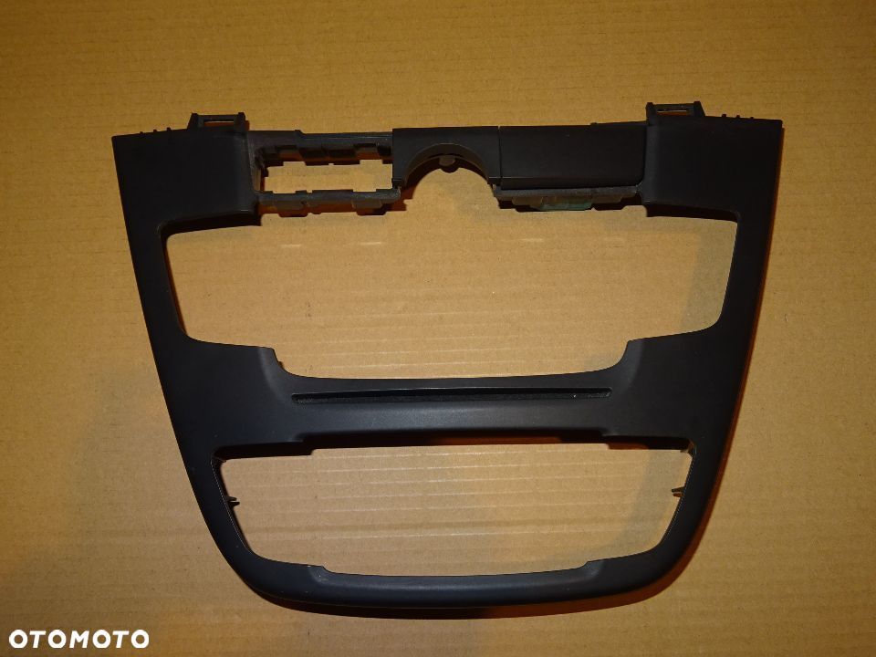 RAMKA PANEL RADIA CZARNY KONSOLA ŚRODKOWA DÓŁ OPEL INSIGNIA 13273253, DW - 2