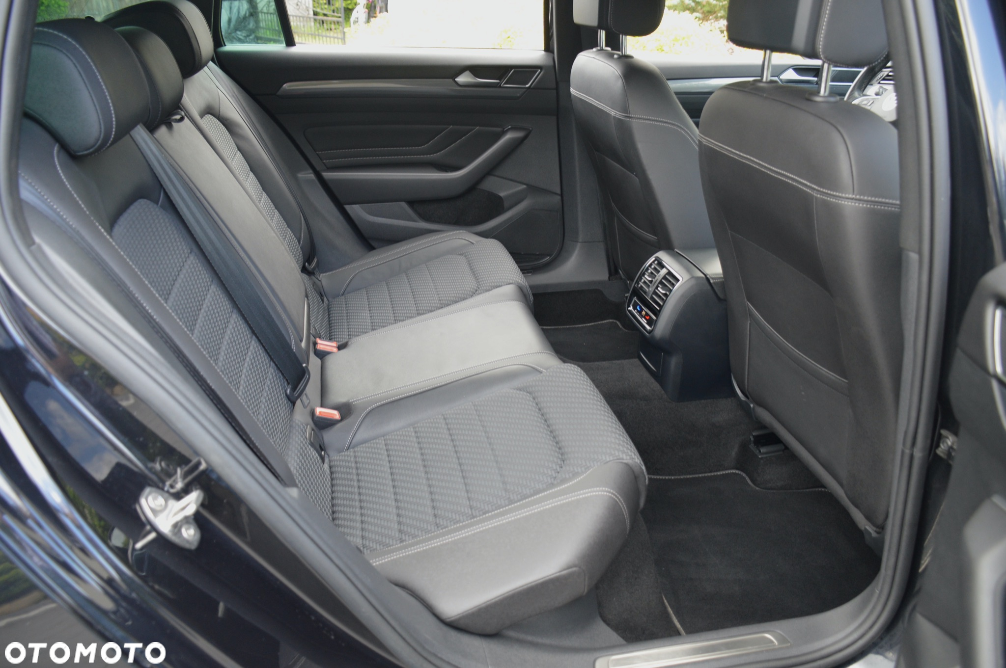 Volkswagen Passat Variant 2.0 TDI SCR DSG R-Line - 29