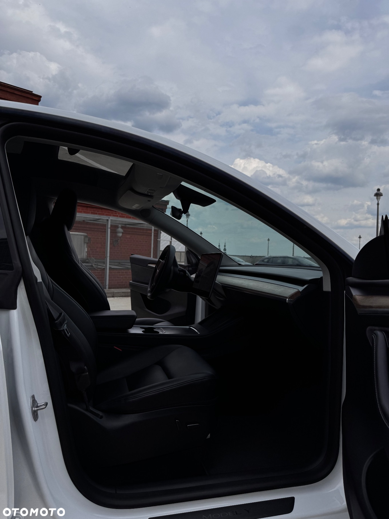 Tesla Y Model Long Range Dual Motor AWD - 32