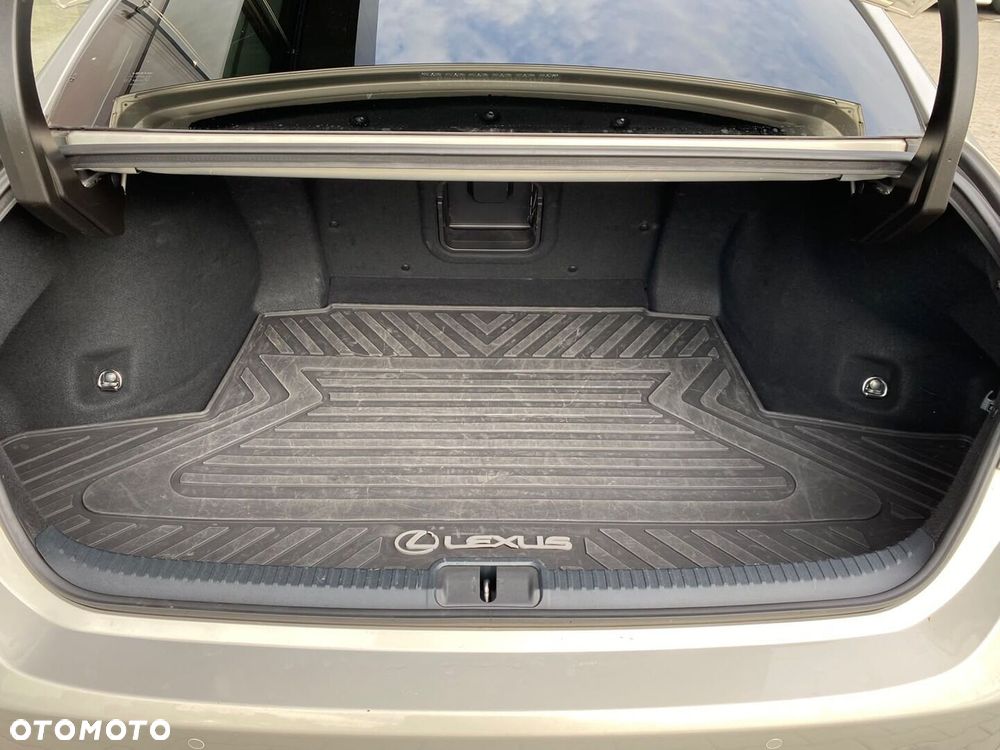 Lexus ES 300h F Sport Design - 35