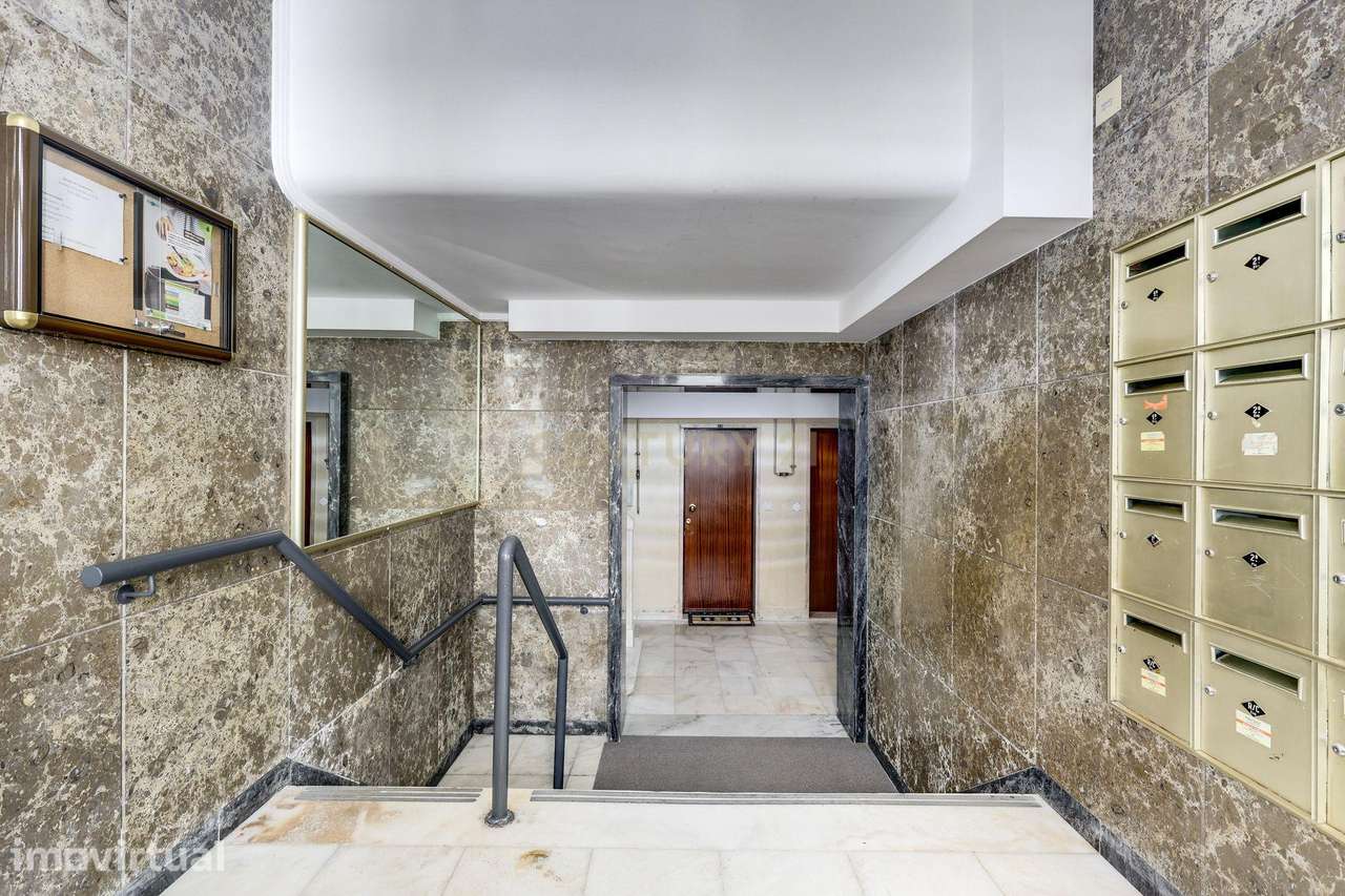 Apartamento T2 totalmente remodelado, pronto a estrear, localizado na - Grande imagem: 2/22
