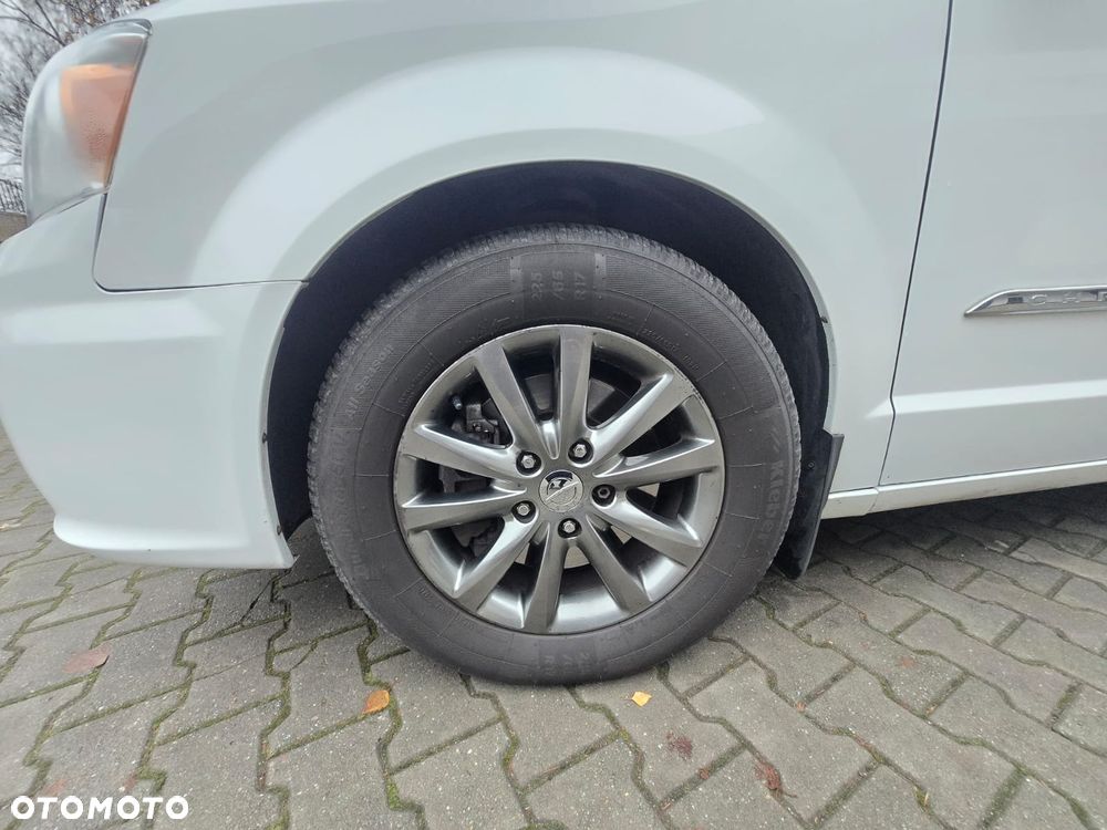 Chrysler Town & Country 3.6 Limited - 8