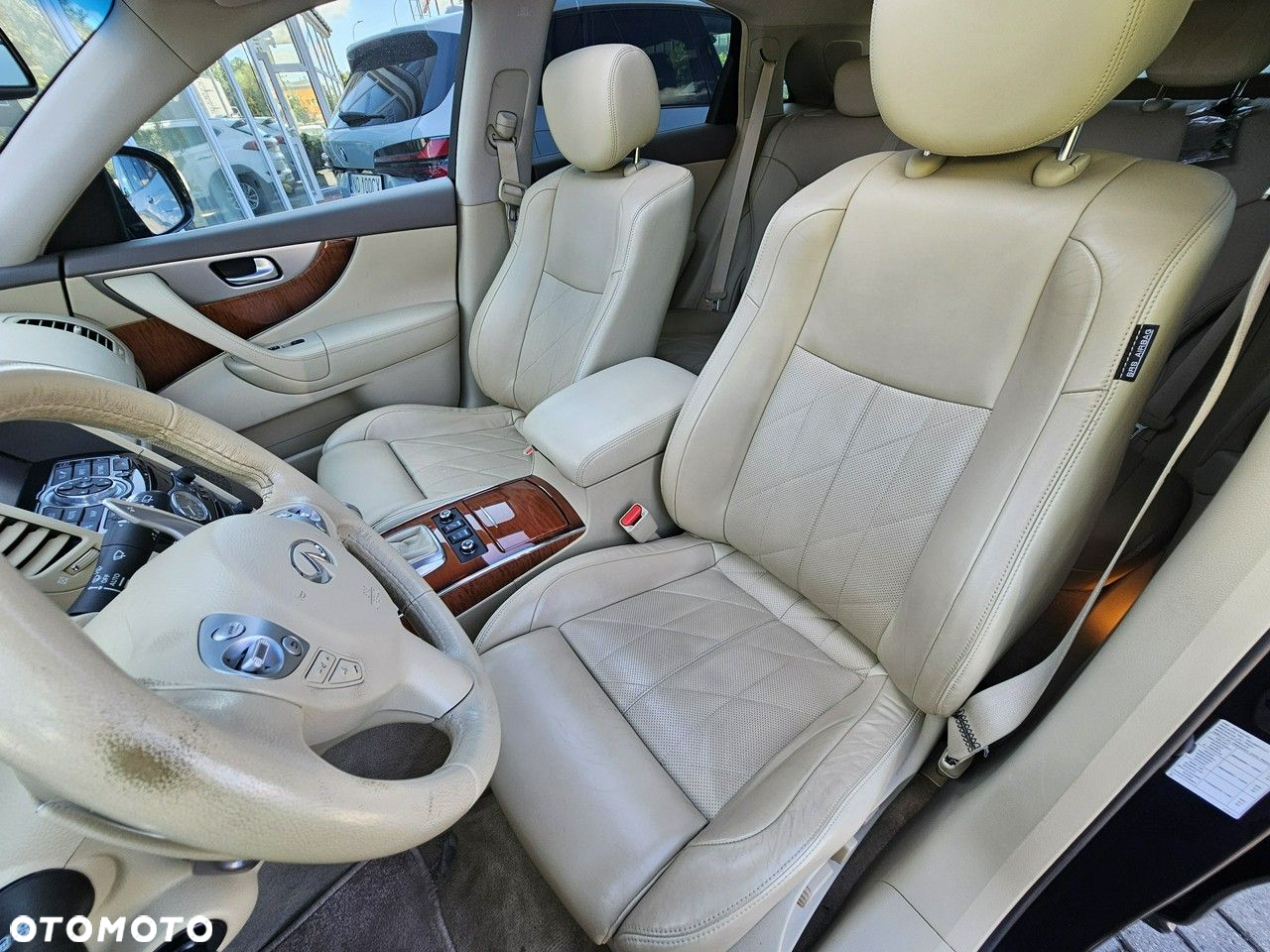 Infiniti QX70 - 11