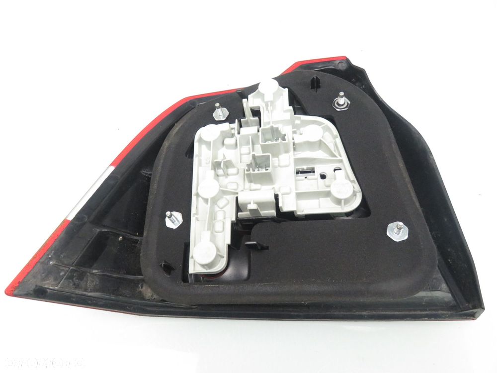 LAMPA PRAWA TYLNA VOLVO S40 II 30698913 - 6