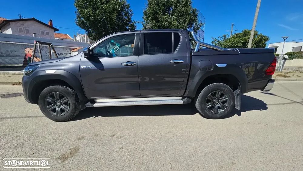 Toyota Hilux 2.4 D-4D 2WD CD Tracker - 1