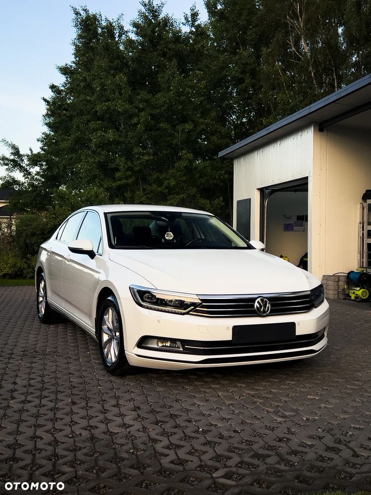 Volkswagen Passat - 1